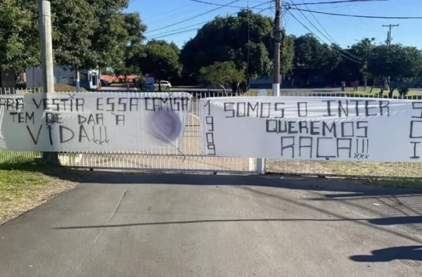 ‘Queremos raça’, protesta torcida do Internacional em frente ao CT