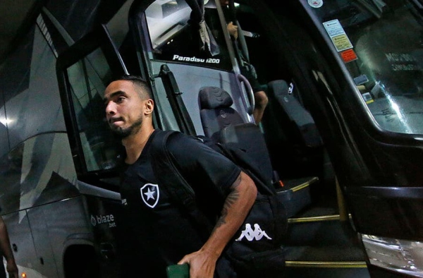 Rafael é submetido a cirurgia no joelho esquerdo; elenco do Botafogo expõe solidariedade com o lateral