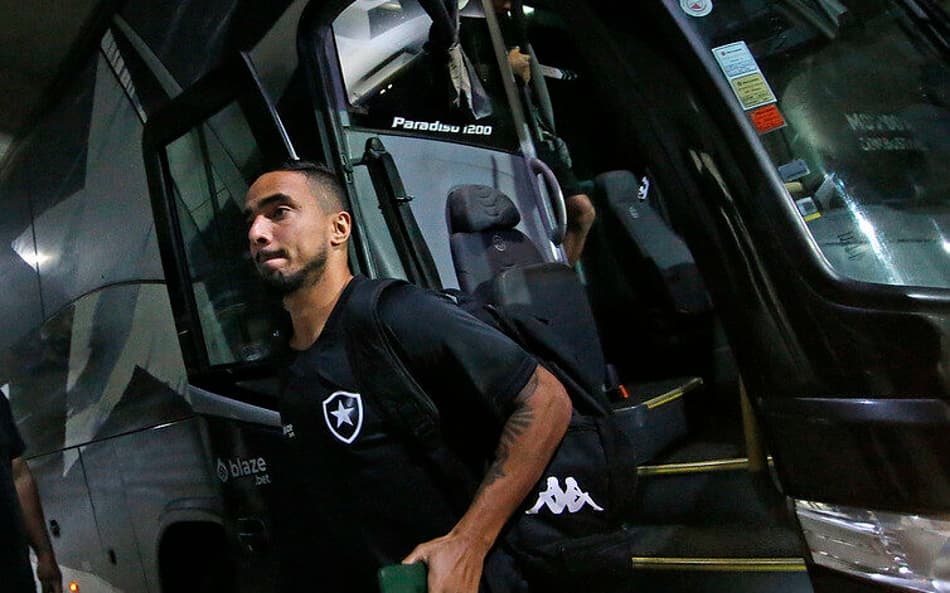 Rafael é submetido a cirurgia no joelho esquerdo; elenco do Botafogo expõe solidariedade com o lateral