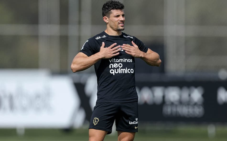 Rafael Ramos perde prestígio com Luxemburgo e vê cria da base ‘roubar’ vaga na lateral do Corinthians