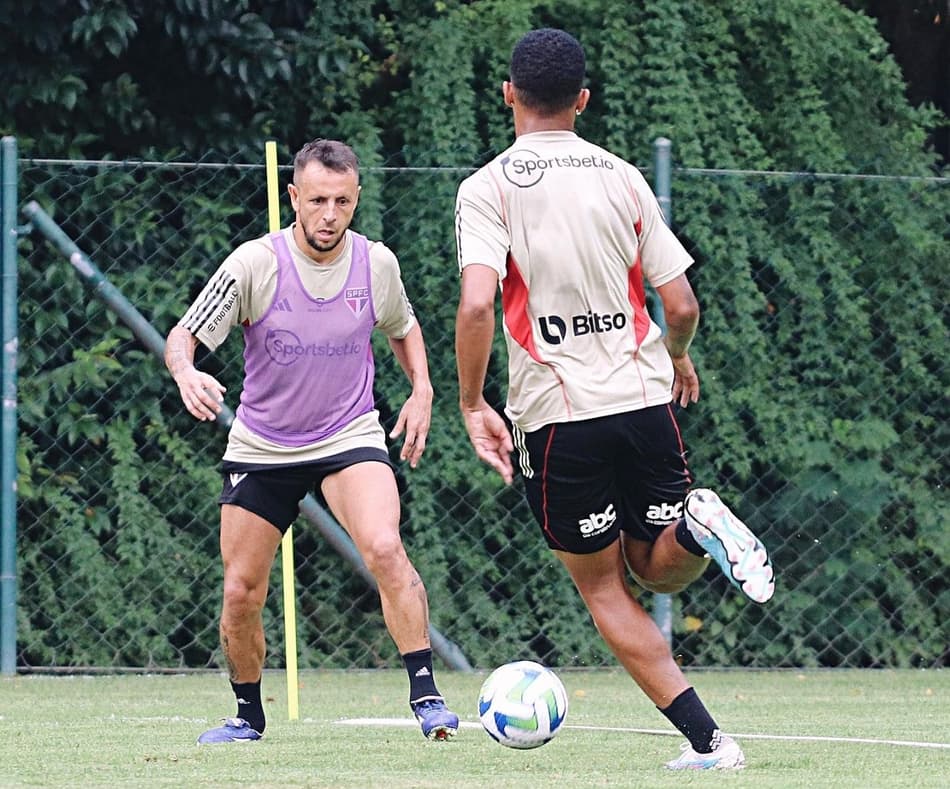 Rafinha se recupera de lesão no São Paulo e treina com grupo pela primeira vez; Calleri inicia transição física