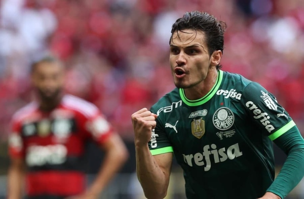 Raphael Veiga reencontra rival preferido buscando virada de chave no Palmeiras