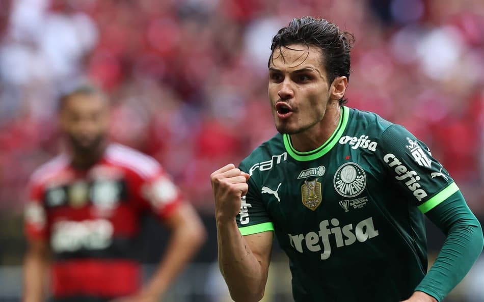 Raphael Veiga reencontra rival preferido buscando virada de chave no Palmeiras