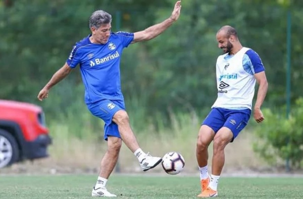 Renato Portaluppi publica mensagens de despedida para Thaciano, a caminho do Bahia