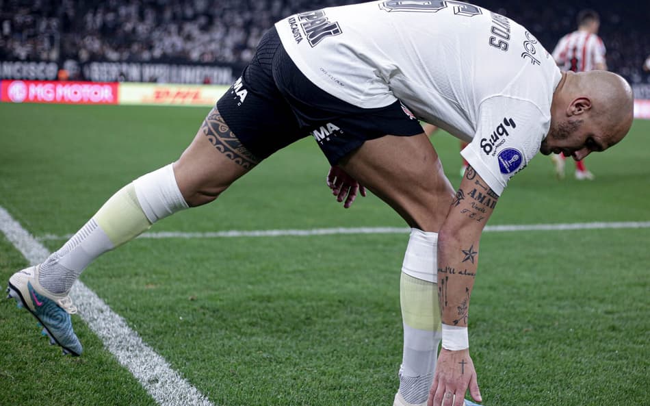 Renova ou aposenta? Fábio Santos indica futuro no Corinthians