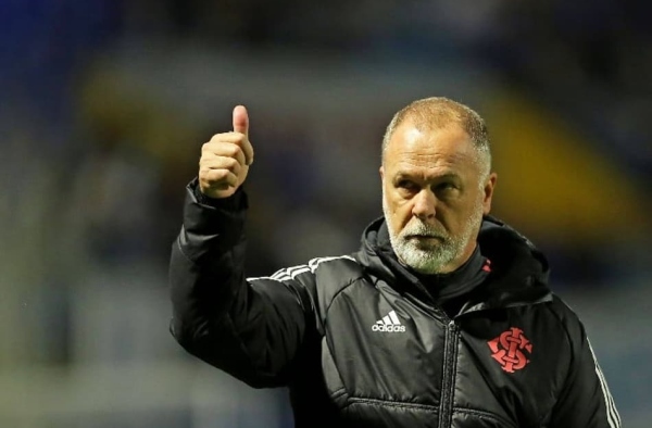 Resistência interna volta a travar Luxemburgo no Corinthians, e clube segue em busca de Mano