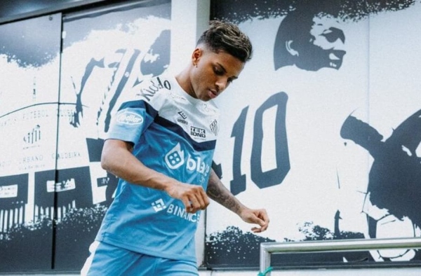 Rodrygo treina no CT do Santos e se declara: ‘Lugar muito especial’