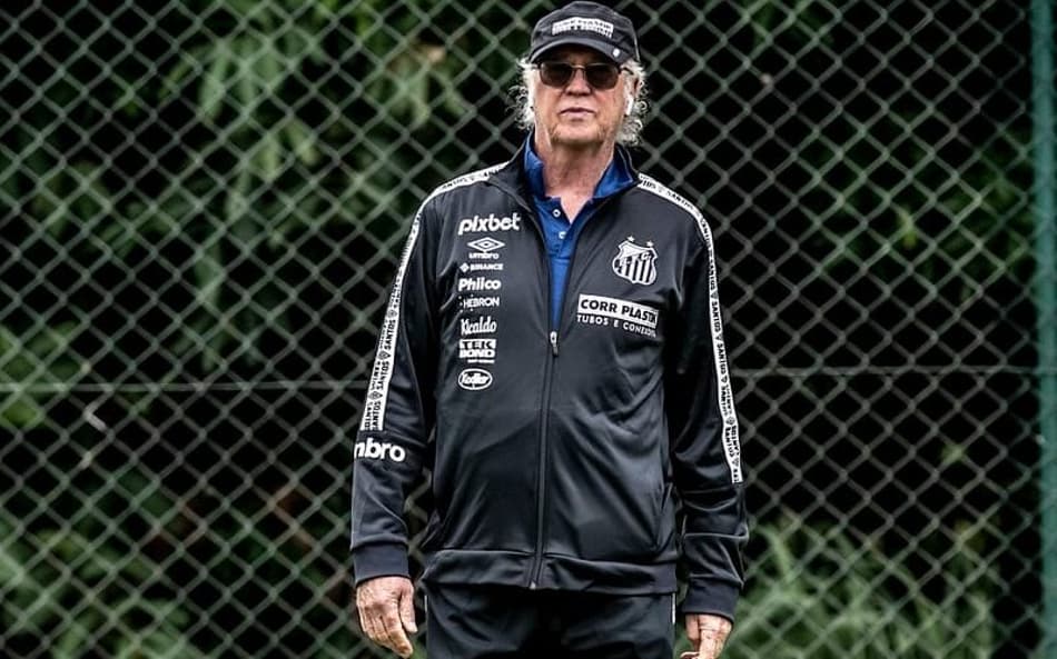 Santos corre antes do fechamento da janela, mas Falcão não garante novos reforços