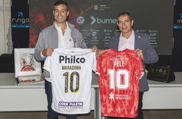 Santos e Argentinos Juniors homenageiam Pelé e Maradona