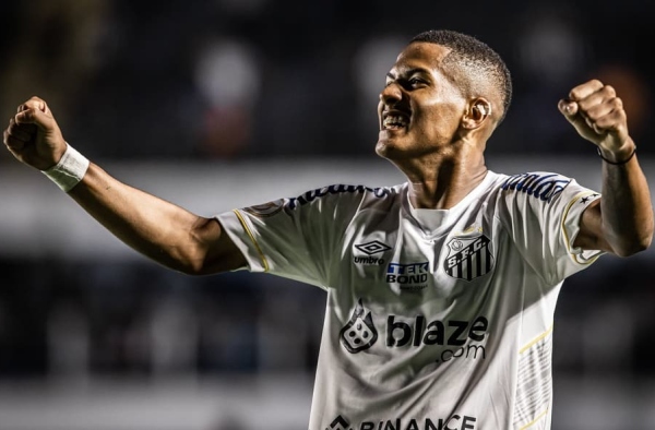 Santos oficializa venda do atacante Ângelo ao Chelsea