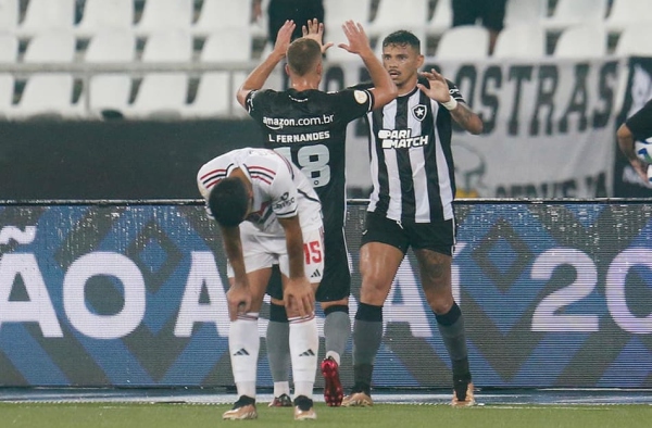 São Paulo de Ceni só venceu o Santos dos ’12 grandes do Brasil’ em quase um ano e liga o alerta no Brasileirão