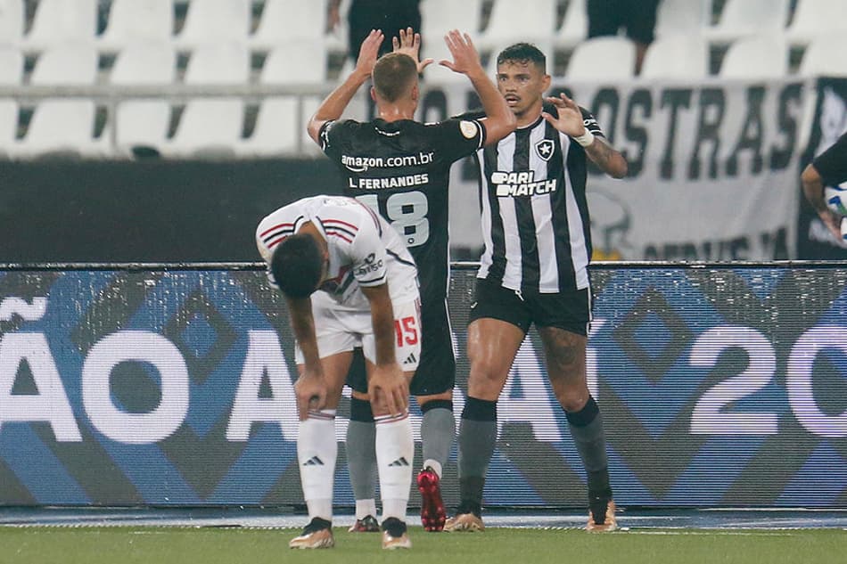 São Paulo de Ceni só venceu o Santos dos ’12 grandes do Brasil’ em quase um ano e liga o alerta no Brasileirão