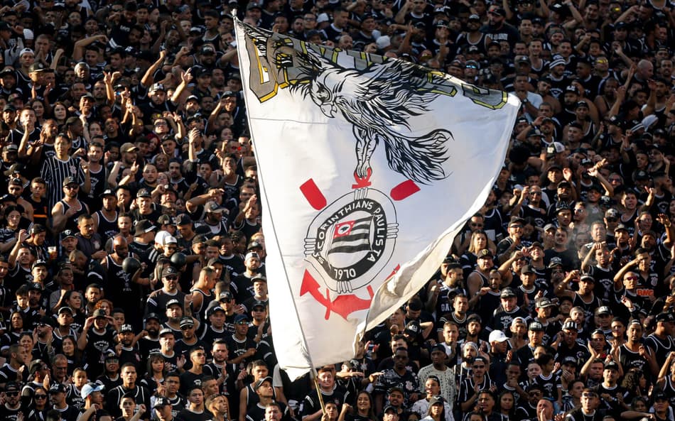 São Paulo não faz queixa criminal sobre gritos homofóbicos da torcida do Corinthians; arbitragem relata na súmula