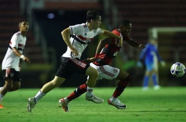 São Paulo vence Flamengo e garante boa vantagem na semifinal do Brasileirão sub-17