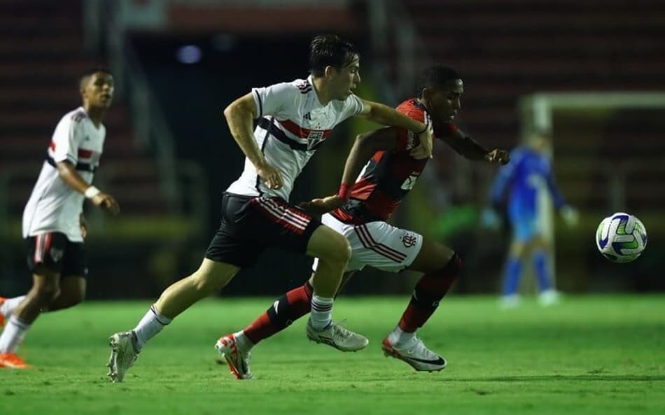 São Paulo vence Flamengo e garante boa vantagem na semifinal do Brasileirão sub-17