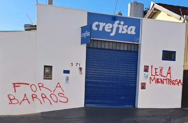Sedes da Crefisa amanhecem pichadas em protesto de torcedores do Palmeiras