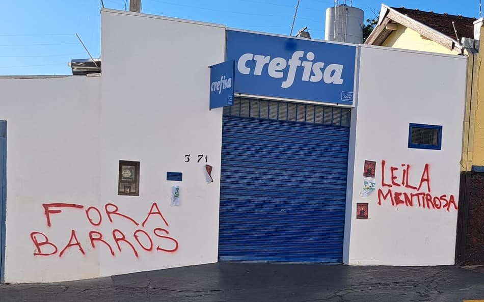 Sedes da Crefisa amanhecem pichadas em protesto de torcedores do Palmeiras