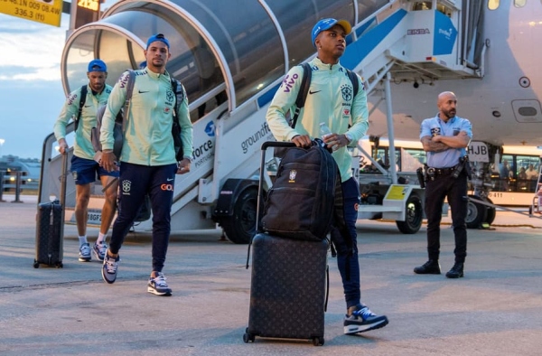 Seleção Brasileira desembarca em Portugal, e Rodrygo repercute mais um caso de racismo na Espanha: ‘Deu muita raiva’