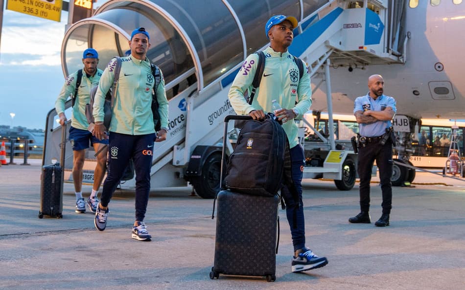 Seleção Brasileira desembarca em Portugal, e Rodrygo repercute mais um caso de racismo na Espanha: ‘Deu muita raiva’
