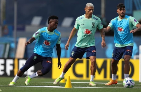 Sem grupo completo, Ramon Menezes comanda primeiro treino da Seleção Brasileira em Barcelona