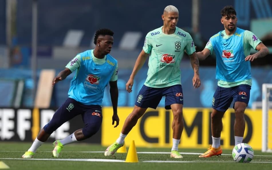 Sem grupo completo, Ramon Menezes comanda primeiro treino da Seleção Brasileira em Barcelona