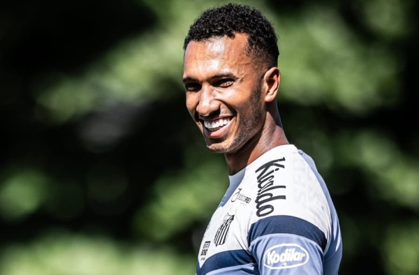 Sem ‘tapetinho’ do Allianz, Lucas Braga vê Palmeiras em desvantagem contra o Santos