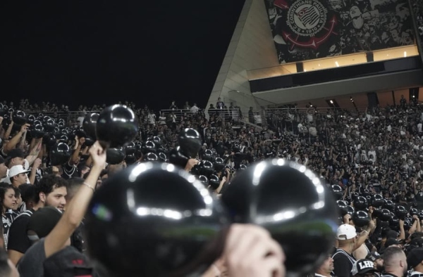 Silêncio, faixas e bexigas: Corinthians presta homenagens às vítimas de acidente de ônibus em Belo Horizonte