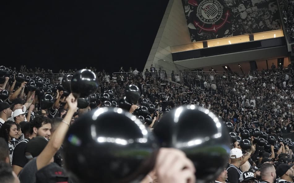 Silêncio, faixas e bexigas: Corinthians presta homenagens às vítimas de acidente de ônibus em Belo Horizonte