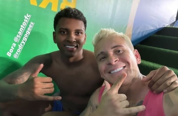 Soteldo e Rodrygo tiram foto: dupla jogou junta no Santos com Sampaoli