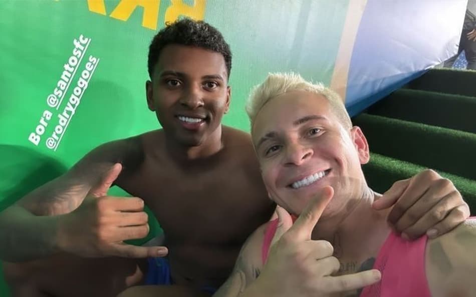 Soteldo e Rodrygo tiram foto: dupla jogou junta no Santos com Sampaoli