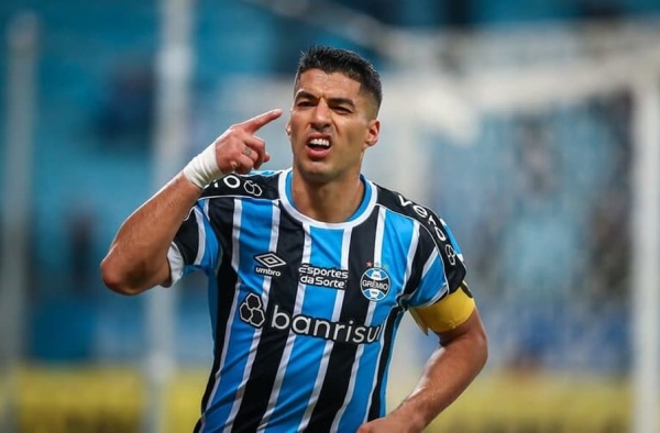 Suárez estuda devolução de recebidos para deixar o Grêmio, afirma veículo uruguaio