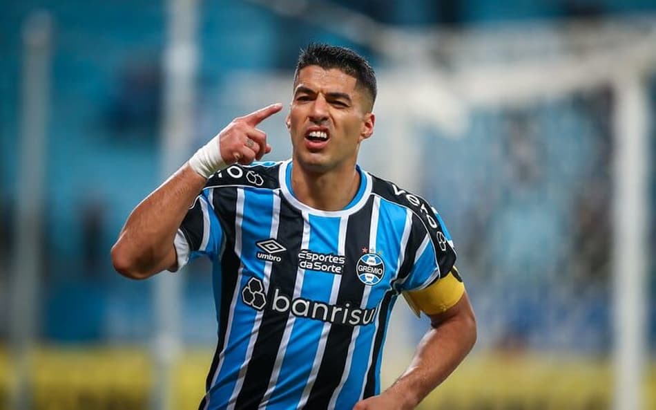 Suárez estuda devolução de recebidos para deixar o Grêmio, afirma veículo uruguaio