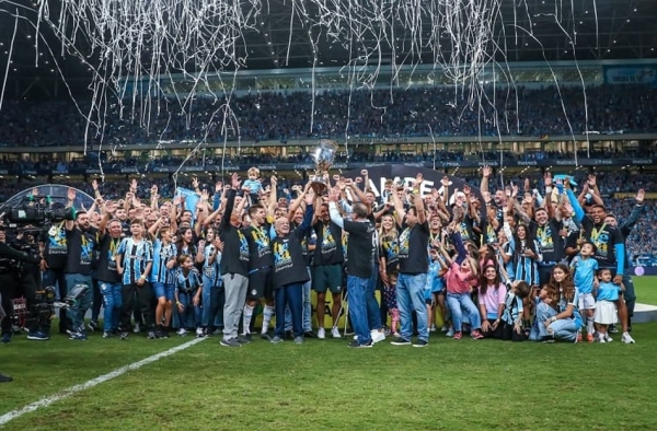 Suárez marca de pênalti, Grêmio vence o Caxias e conquista o hexacampeonato do Gauchão