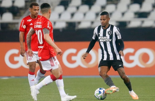 Tchê Tchê luta para reabrir caminhos e voltar a se firmar com a camisa do Botafogo