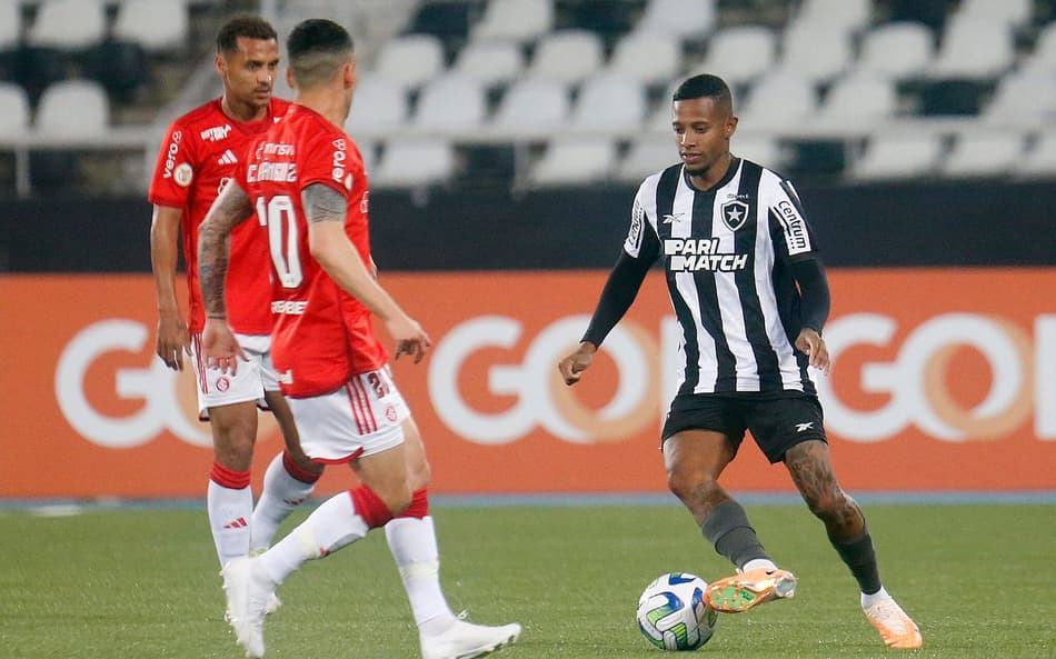 Tchê Tchê luta para reabrir caminhos e voltar a se firmar com a camisa do Botafogo