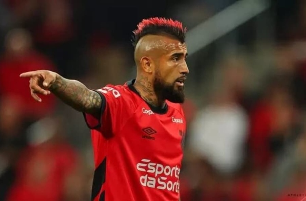 Técnico do Athletico-PR explica uso de Vidal como titular contra o Vasco
