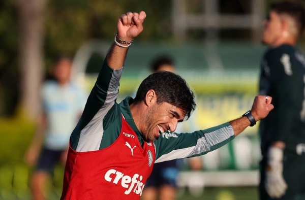 Tem lugar no time? Abel Ferreira participa de atividade em treino do Palmeiras; veja fotos