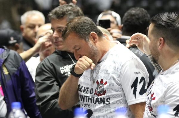 Tentativas de barrar impeachment elevam tensão no Corinthians