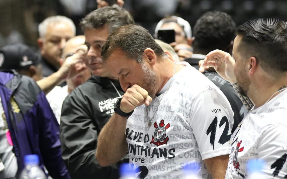 Tentativas de barrar impeachment elevam tensão no Corinthians