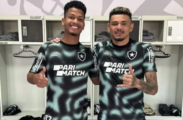 Tiquinho Soares treina com o sub-20 do Botafogo e indica que deve ficar à disposição para o clássico diante do Flamengo