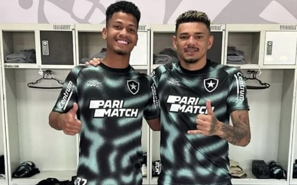 Tiquinho Soares treina com o sub-20 do Botafogo e indica que deve ficar à disposição para o clássico diante do Flamengo