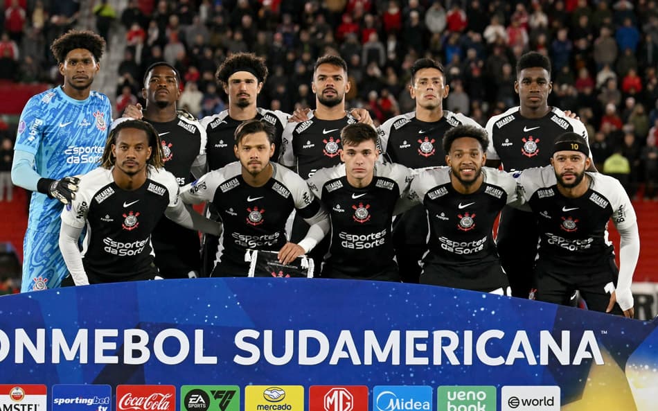 Torcedores do Corinthians apontam culpado na eliminação da Sul-Americana