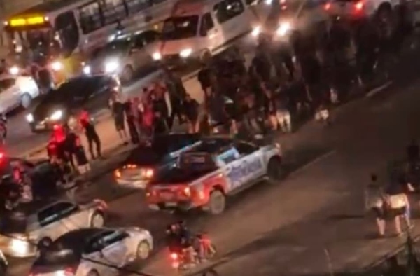 Torcedores do Corinthians são feridos com rojões antes do jogo contra o Remo pela Copa do Brasil