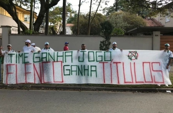 Torcedores do Palmeiras fazem protesto contra Leila Pereira: ‘Avião não é contratação’