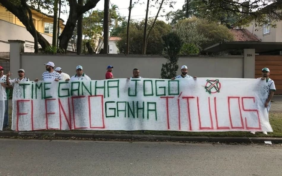 Torcedores do Palmeiras fazem protesto contra Leila Pereira: ‘Avião não é contratação’