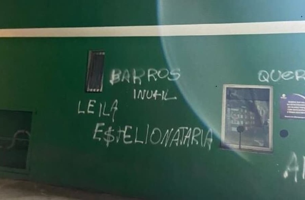 Torcedores do Palmeiras picham muro da sede social do clube em protesto contra a diretoria