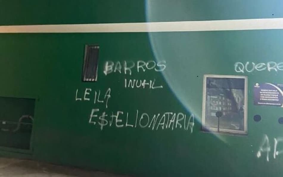 Torcedores do Palmeiras picham muro da sede social do clube em protesto contra a diretoria