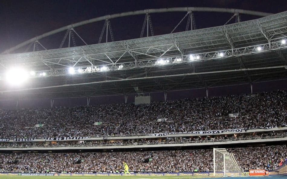 Torcida do Botafogo esgota ingressos para partida contra o Goiás no Nilton Santos