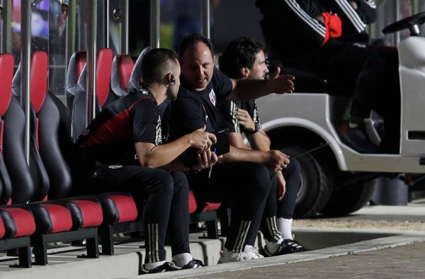 Torcida organizada do São Paulo pede demissão de Rogério Ceni: ‘Temos somente um ex-goleiro que treina’