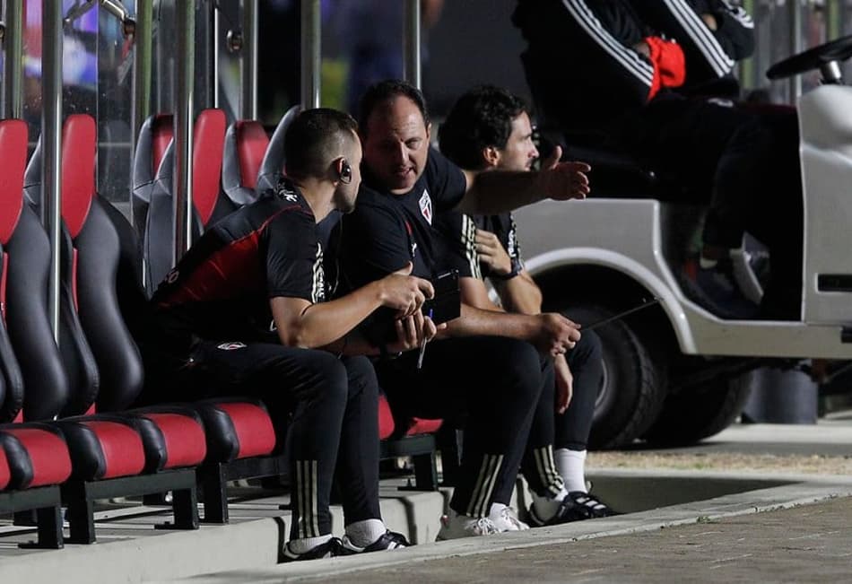 Torcida organizada do São Paulo pede demissão de Rogério Ceni: ‘Temos somente um ex-goleiro que treina’